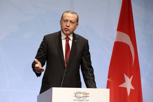 Erdogan fa lo sbruffone con la Merkel: "Daimler e Basf aiutano i terroristi"