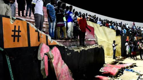 Crolla il muro dello stadio a Dakar. Nove le vittime in Senegal