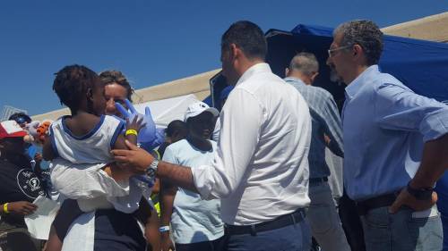 Bari, il sindaco chiede aiuto per i migranti ma riceve insulti