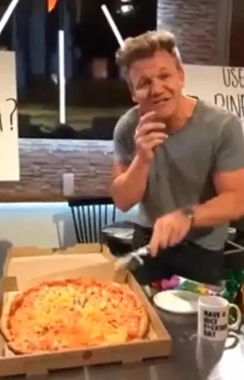 Gordon Ramsay mangia la pizza all'ananas: "Una tragedia italiana"
