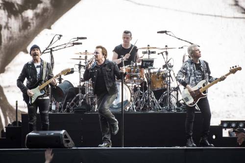 Bono Vox cade dal palco durante un concerto degli U2