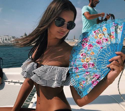 Emily Ratajkowski sexy bikini per ricordare l'Italia