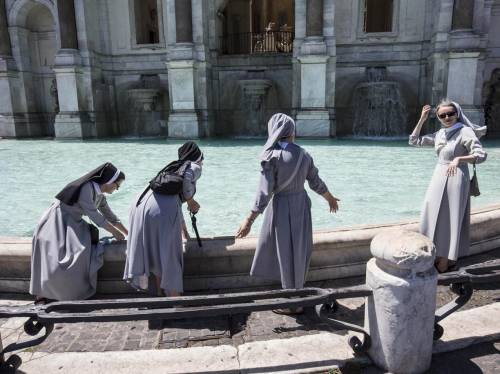 Roma, fontane violate ​anche dalle suore
