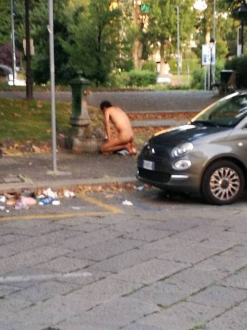 Uomo gira nudo a Milano e si abbevera alla fontana