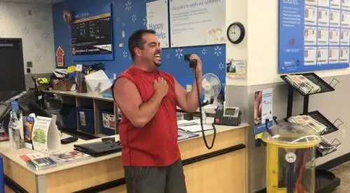 Canta l'inno americano all'interfono del supermercato e diventa famoso