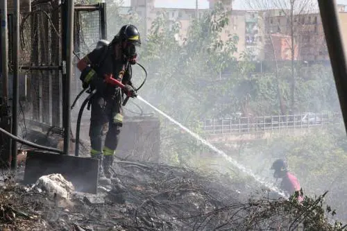 La Campania è un rogo: un morto a Giugliano