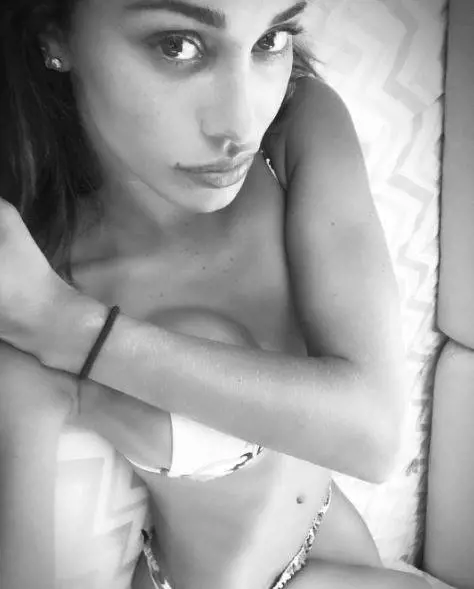 Belen pubblica una foto, ma il ritocco con Photoshop è disastroso