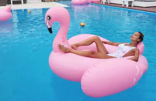 Sarah Nile hot, bikini e paella