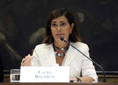 "Gli italiani sono ignoranti". Così Boldrini vuole rieducarci