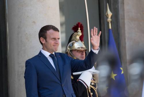 Il pallone Macron si sgonfia già e in un mese crolla nei sondaggi