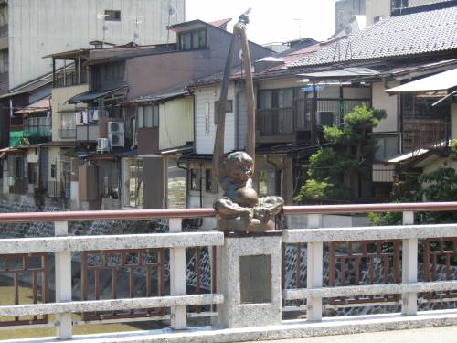 A Takayama, sul ponte dei "mostri" a difesa della tradizione