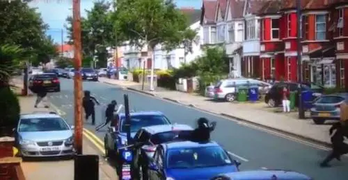 Londra, guerriglia in pieno giorno: scontri tra gang di teppisti armati