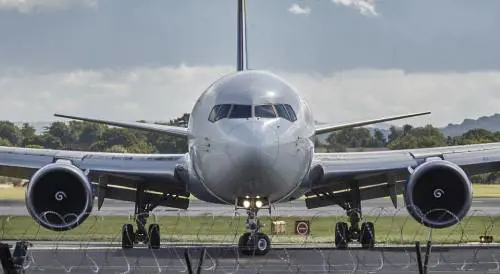 Svolta della compagnia aerea: "Pagheremo i passeggeri ​per viaggiare con noi"