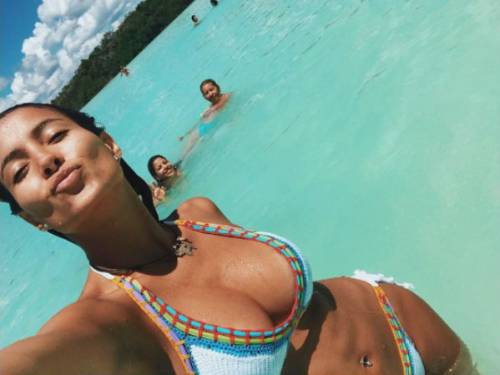 Mariana Rodriguez nuda in acqua