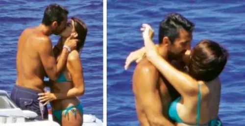Buffon felice fuori da uno studio legale: Gigi ha ottenuto il divorzio?