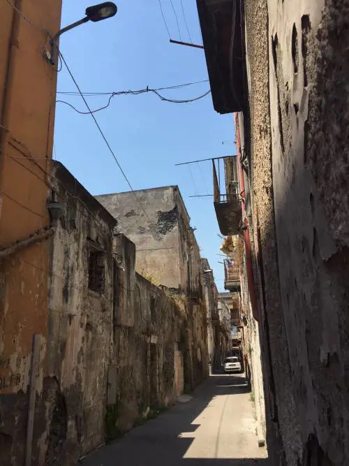 Nel centro di Torre Annunziata, "Pompei moderna" fatta di ruderi abitati
