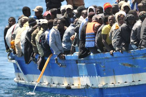Yemen, lo scafista costringe i migranti a gettarsi in mare