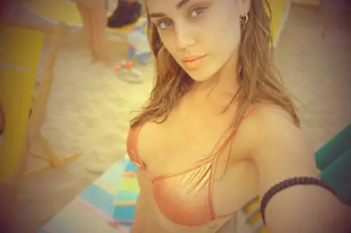Cecilia Rodriguez, lato b hot al mare
