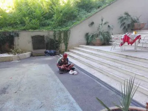 Degrado a San Pietro tra sporcizia, rom e clochard