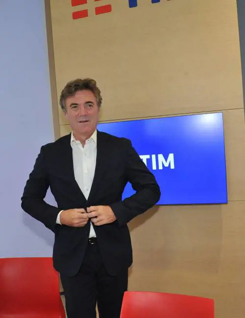 Scossone in Tim: si dimette l'ad Cattaneo