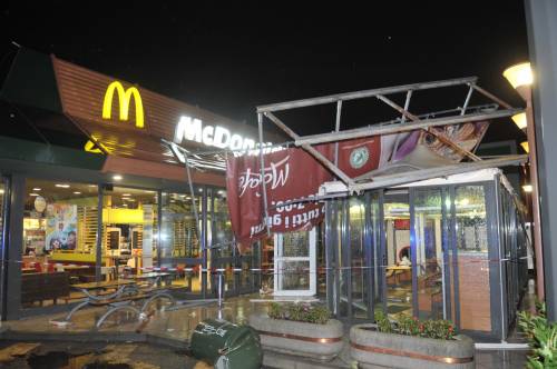 Milano, tromba d'aria danneggia il gazebo di McDonald's: bimbo di 7 anni ferito alla testa: è grave