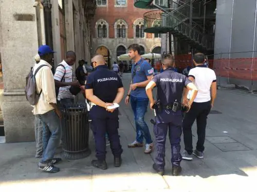 I venditori di braccialettini sono "predatori" di turisti