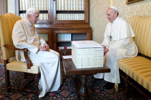 Lettera di Ratzinger su Bergoglio: ora spunta una parte "omessa"