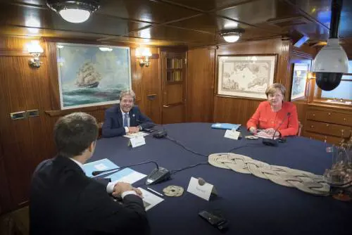 Ora Macron trama con la Merkel per lasciare tutti i migranti all'Italia
