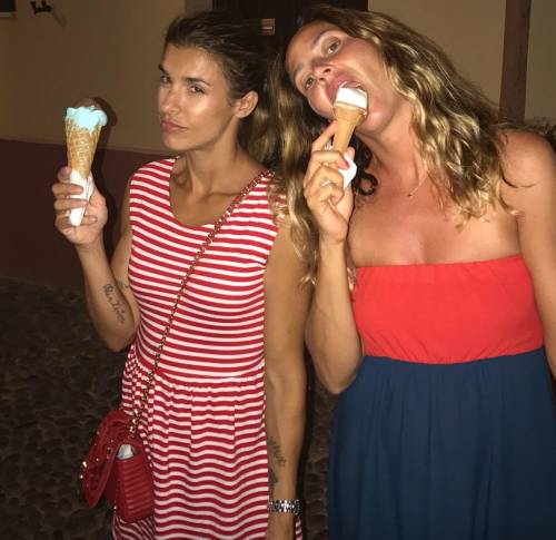 FOTO: Elisabetta Canalis Sexy, Lato B Al Mare - Il Giornale