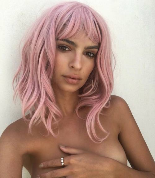 Emily Ratajkowski hot, topless e parrucca rosa