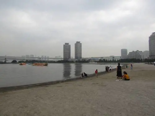 Odaiba, tutti pazzi per la spiaggia dei divieti