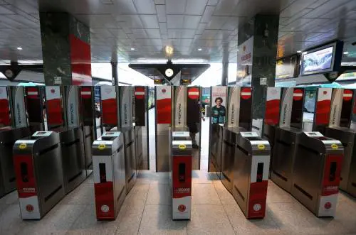 La protesta ferma i treni: sì a telecamere e tornelli