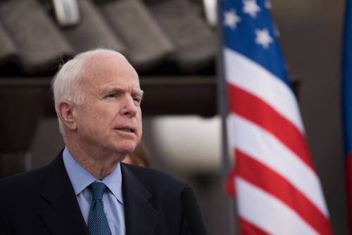Dopo la diagnosi, McCain va in Senato per la riforma sanitaria