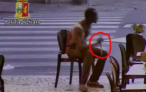 Immigrato minaccia i passanti col coltello da macellaio