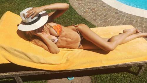 Elena Santarelli, bikini sexy contro gli hater