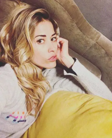 "Invece di pensare a tuo figlio vai a lavorare". Polemica per l'ospitata della Santarelli