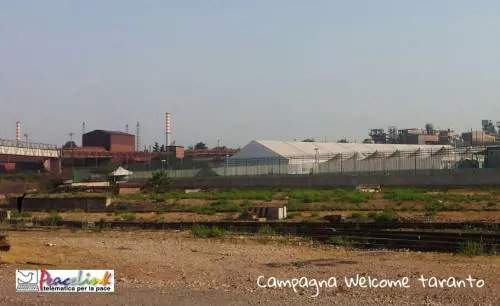 Hotspost di Taranto all'ombra dell'Ilva, la protesta dei migranti