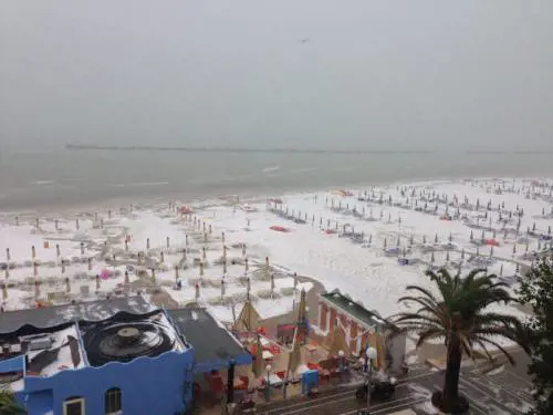 Un'incredibile grandinata imbianca la spiaggia di Grottamare