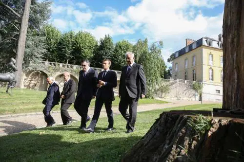 Macron "colonizza" la Libia Gentiloni umiliato ancora