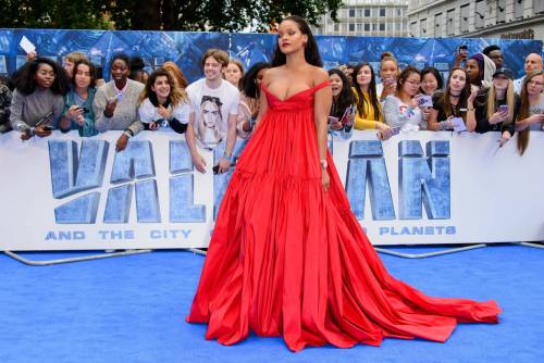 Rihanna, sexy scollatura sul red carpet