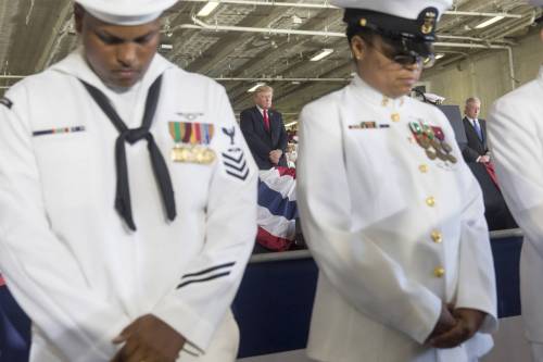 Trump vieta l'esercito ai trans: "Sono un costo e creano disagi"