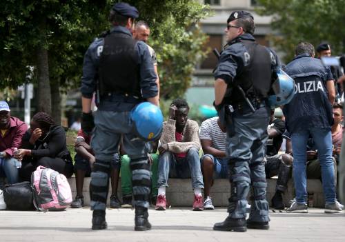 Milano invasa dagli immigrati: nuovo blitz della polizia in stazione Centrale