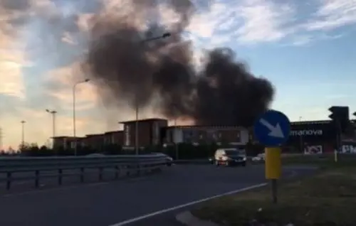 Arese, scoppia incendio in deposito industriale