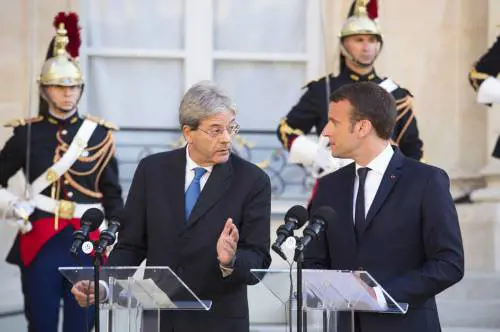 Migranti, scontro Parigi-Roma: hotspot a terra o flotta in mare