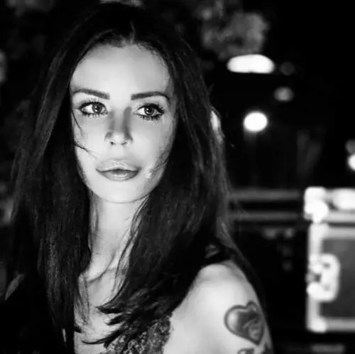 "Catalogna, onore a Franco": giallo sul tweet di Nina Moric