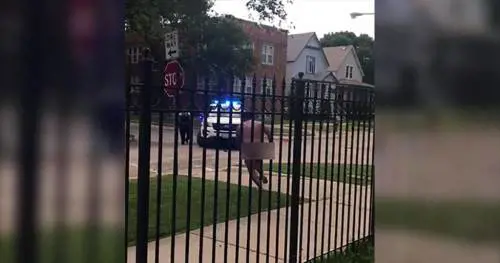 Si denuda, poi si evira: orrore in strada a Chicago
