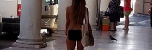Bologna, ragazza nuda in strada: nessuno le paga la multa