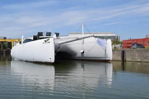 Il catamarano dei record prigioniero del Po in secca