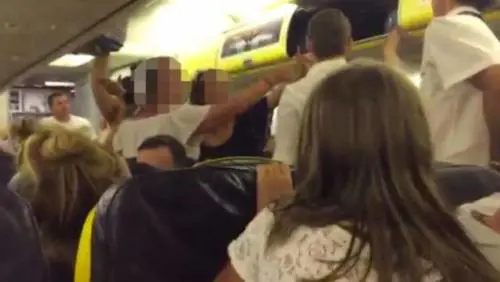 Rissa sul volo Ryanair, le ragazze vengono cacciate dall'aereo