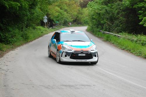 Brescia, auto esce di strada durante un rally: un morto e un ferito